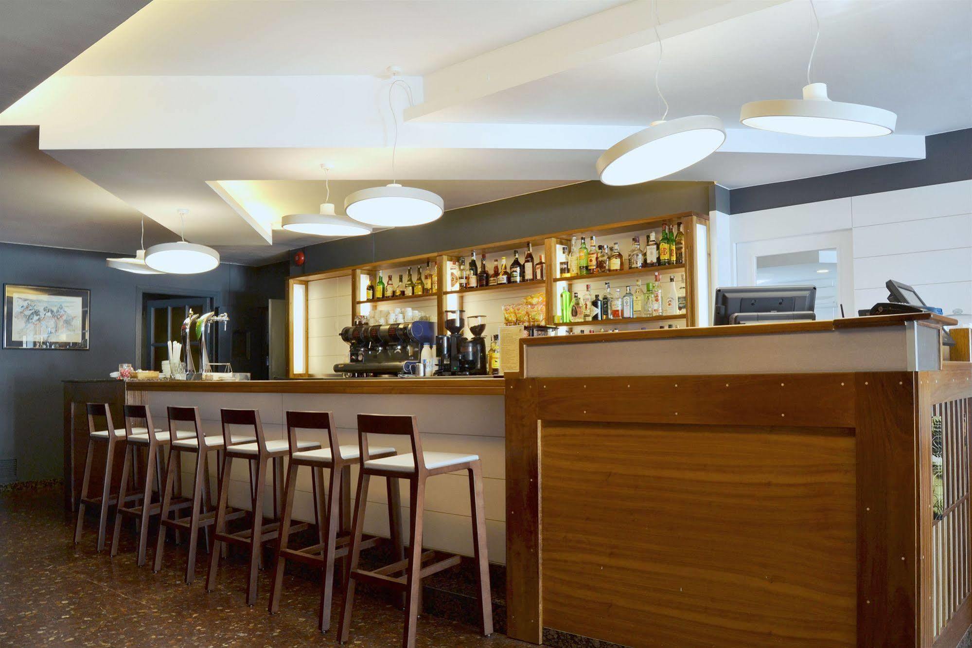 Hotel Restaurant Sant Pol サン・フェリウ・ダ・ギショルス エクステリア 写真